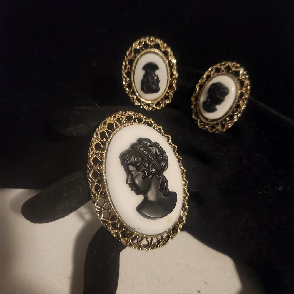 Vtg Cameo Brooch and Clip On Earrings Set‎ Gold Tone Black White Filigree READ